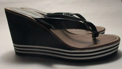 Tommy Hilfiger 女式 10 米黑色白色条纹厚底楔形鞋跟丁字鞋凉鞋 — 第 1/4 张图片