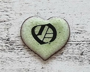 Emaille Herz Buchstabe O grün 1970er Vintage Geschenk alt Name Taufe süß Retro - Picture 1 of 3