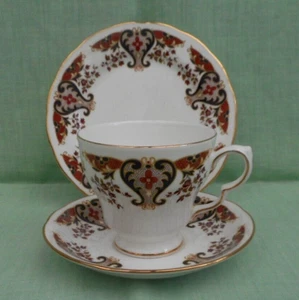 Trio da tè Colclough Royale bone china - tazza, piattino e piatto - manico smerlato - Foto 1 di 7