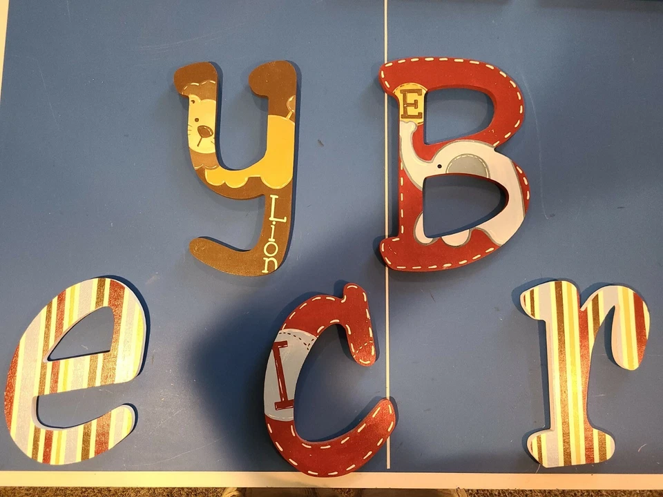 Letras de arte de pared pintadas a mano CoCaLo Jackson (B,R,Y,C,E) Foto 1 de 1