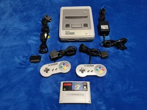 Super Nintendo Konsole komplett mit 2 Controller und Super Mario World - SNES - Bild 1 von 1