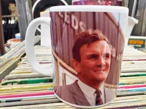 Taza tributo Don Revie Leeds United Manager 11 oz nuevo regalo de cumpleaños de Navidad - Imagen 1 de 4