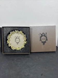 Olivia Riegel Cornelia Gold 4,5" runder Rahmen Blätter Swarovski Blumen Feder neu - Bild 1 von 4
