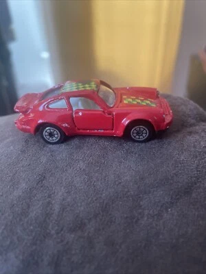 CARRO VINTAGE WELLY #8375 PORCHE 911 VERMELHO 1:64 FUNDIDO 2 5/8" COM INTERIOR BRANCO - Imagem 1 de 4