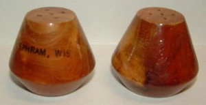 Vintage Holz Rund Ephram, Wisconsin 1,5" Salz & Pfefferstreuer Set mit Metallstecker - Bild 1 von 6