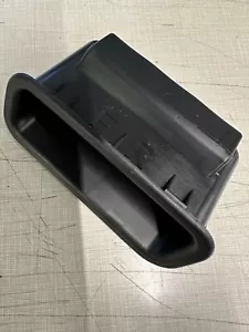 NUEVO FABRICANTE DE EQUIPOS ORIGINALES NISSAN VERSA NOTE / PATADAS ESCOTILLA TRASERA INTERIOR MANGO DE TRACCIÓN NEGRO - Imagen 1 de 4