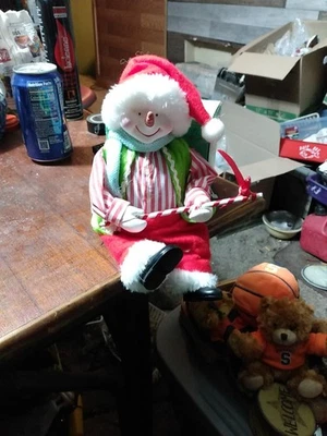 Muñeco de nieve sentado Promax Manufacturing Co sosteniendo piruleta cara y brazos de plástico Foto 1 de 2