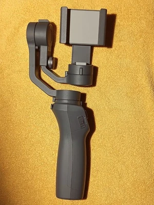 Estabilizador de cardán móvil DJI Osmo para teléfonos inteligentes sin soporte/cargador incluido  Foto 1 de 4