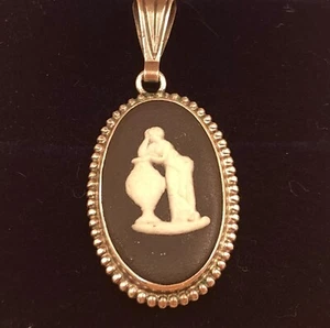 Juego de colgante ovalado de jaspe negro Wedgwood Cameo en plata por F A Welch. F78. - Imagen 1 de 5