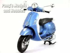 Vespa Primavera 1/12 Scale Die-cast Metal Model by NewRay - Blue - Picture 1 of 6