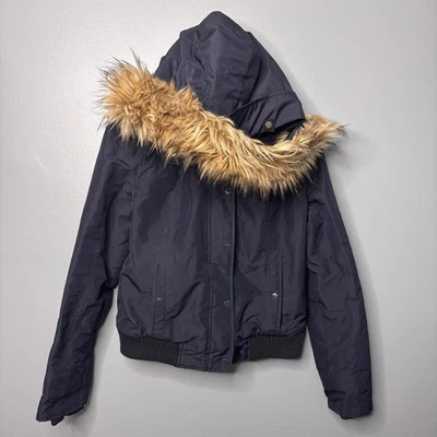 Chaqueta Hollister para todo clima para mujer grande azul marino imitación piel capucha Sherpa Bomber Foto 1 de 4