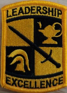 Parche de emblema ROTC EXCELENCIA EN LIDERAZGO con sujetador de gancho y bucle borde dorado - Imagen 1 de 2