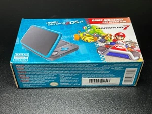 Nintendo 2DS XL Console Portatile con Pacchetto Mario Kart 7 - Nero/Turchese A23 - Foto 1 di 5