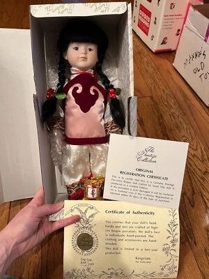 Boneca de porcelana LING LING asiática bisque 14" coleção prestígio cores brilhantes em perfeito estado - Imagem 1 de 3