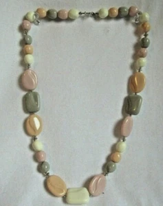 MODESCHMUCK MEHRFARBIGE KORALLE, WEISS UND GRAU HARTPLASTIK 24" HALSKETTE - Bild 1 von 3