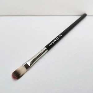 1x MAC 194 Concealer Makeup Brush, Full Size, Brand New! - Picture 1 of 5
