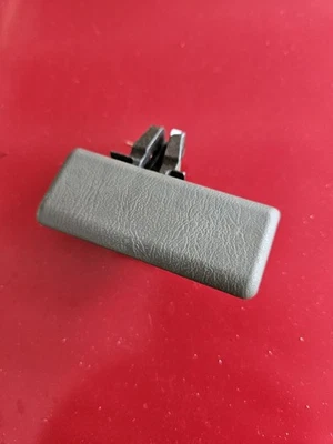 🔥 1995-2004 Toyota Tacoma caixa de luvas trava alça BIEGE fabricante de equipamento original  - Imagem 1 de 2