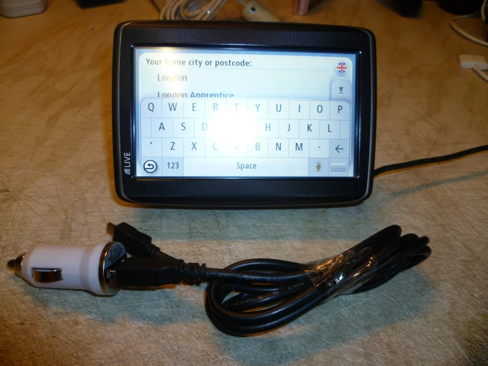 TOMTOM GO 820 LIVE SATNAV WITH 4.3" SCREEN UK & ROI MAPS 4ER41 IP2215 #207 - Image 1 of 4