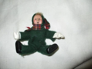 Byers Choice Weihnachtslieder singend 4,5" Figur grün sitzender Junge im Schneeanzug 1992 - Bild 1 von 5