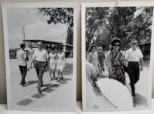 Lote de 2 fotos vintage de 1970 cerca de la frontera roja de China de Hong Kong - Imagen 1 de 8