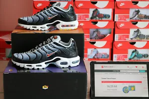 Nike Air Max Plus Tuned 1 "Swoosh!" Noir - Gris - EU 43 / US 9.5 / UK 8.5 - Bild 1 von 18