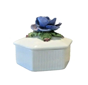 Vintage Delicate Bone China Flower Trinket Box Aynsley England Hand Made - Picture 1 of 8