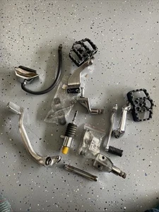 HARLEY FXR MID CONTROLS WITH BRAKE MASTER CYLINDER Chrome Flo Mini Floorboards - Foto 1 di 24