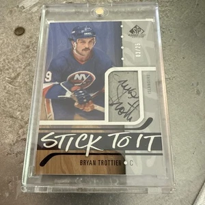 24/25 SPGU Stick To It Auto Bryan Trottier 3/25 Hockeykarte #STI-BT - Bild 1 von 7