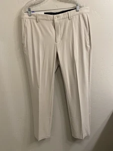 Pantalones de golf GREG NORMAN NUEVOS CON ETIQUETAS para hombre talla 36x30 beige elástico flexible ML75 rendimiento - Imagen 1 de 15