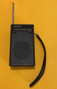 Altavoz integrado radio FM/AM de bolsillo portátil Sony ICF-P26 PROBADO Y FUNCIONANDO - Imagen 1 de 7