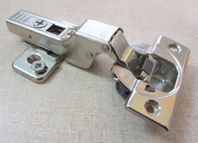 Bisagra de media superposición Blum 71B355-01.01 con placa de clip 173H710-01.01, cierre suave Foto 1 de 2