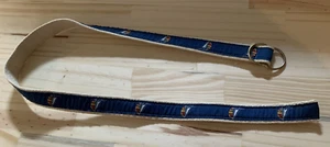 Velero sobre tela azul con hebilla de anillos de metal - 36,5 pulgadas de largo - vintage - Imagen 1 de 3