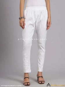 Pantaloni chikankari dritti bianchi Lekha Lycra fatti a mano pantaloni sigaratte per donna - Foto 1 di 10