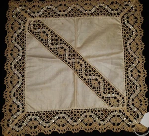 LOT N°18- 1 ANCIEN NAPPERON BRODÉ MAIN EN DENTELLE FAIT AU CROCHET-34 X 34 COTON - Foto 1 di 3