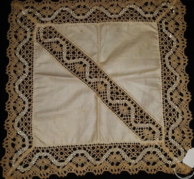 LOT N°18- 1 ANCIEN NAPPERON BRODÉ MAIN EN DENTELLE FAIT AU CROCHET-34 X 34 COTON - Photo 1/3
