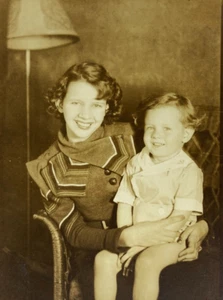 Lächelnde Mutter & Kind sitzen im Studio Aufnahme schwarzweiß Foto 3,5 x 5 - Bild 1 von 3