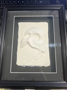 Escultura de papel fundido Fantasma de la Ópera Rod Peters firmada máscara y arte rosa - Imagen 1 de 10