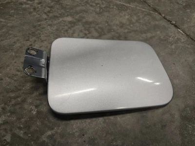 99-03 Mitsubishi Galant Fuel Filler Door Gas Door STERLING SILVER A68 Foto 1 de 4