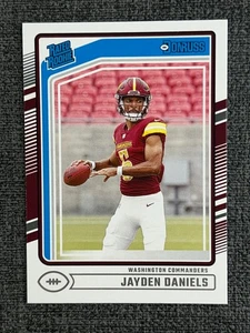 Jayden Daniels 2024 Panini Donruss Fútbol Clasificado Novato #389 RC - Imagen 1 de 2
