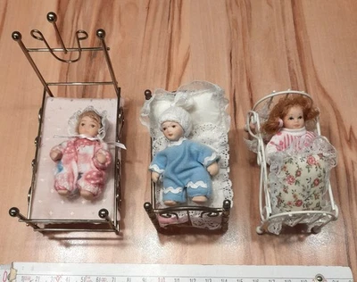 Drei Porzellanpüppchen im Metallbett, vintage, für Puppenhaus/ Puppenstube - Bild 1 von 4