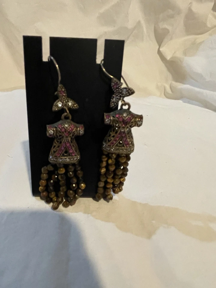 Pendientes colgantes ojo de tigre granate con forma de vestido corpiño de Oriente Medio  Foto 1 de 4