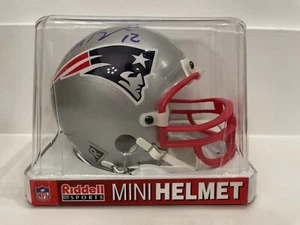 Tom Brady 12 New England Patriots handsignierter Riddell Mini Helm mit Etui - Bild 1 von 5
