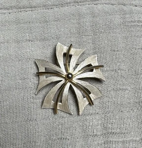 Vintage Brosche Gold mit Perlen Emaille Blume signiert JJ 1,5 Zoll - Bild 1 von 4