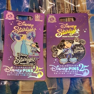Prendedor titular de pase Disney Starlight Parade Mickey y Blue Fairy 2025 - limitado - Imagen 1 de 3
