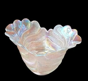 Jarrón de vidrio artístico con textura iridiscente L.E Smith hoja estriada borde festoneado 6" x 9" - Imagen 1 de 3