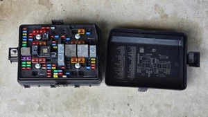 GMC SIERRA/SILVERADO 2500HD 3500HD 2020 2021 2022 2023 caja de fusibles motor 84958053 - Imagen 1 de 8