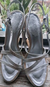 Damenschuhe Aldo Größe 8 silberfarbene Riemchen-Keilsandale gebraucht, in einwandfreiem Zustand - Bild 1 von 24