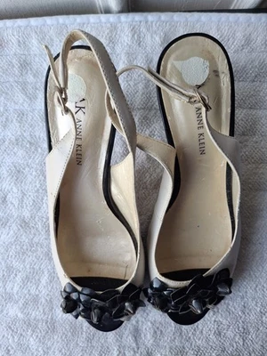 Sapatos Anne Klein preto creme estilingue costas 8 1/2 biqueira aberta 3 em salto design floral - Imagem 1 de 4