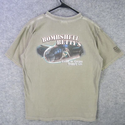Camisa Crazy Bombshell Bettys Masculina Média Camuflagem Abastecimento de Munição Pinup Arte da Segunda Guerra Mundial - Imagem 1 de 4