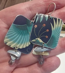 Handgefertigte Upcycling Ohrringe aus einer Toffee Dose tropischer Paradiesvogel - Bild 1 von 8